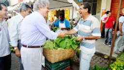 Patrus Ananias cumprimenta comerciante em feira de rua, foto de arquivo de campanha