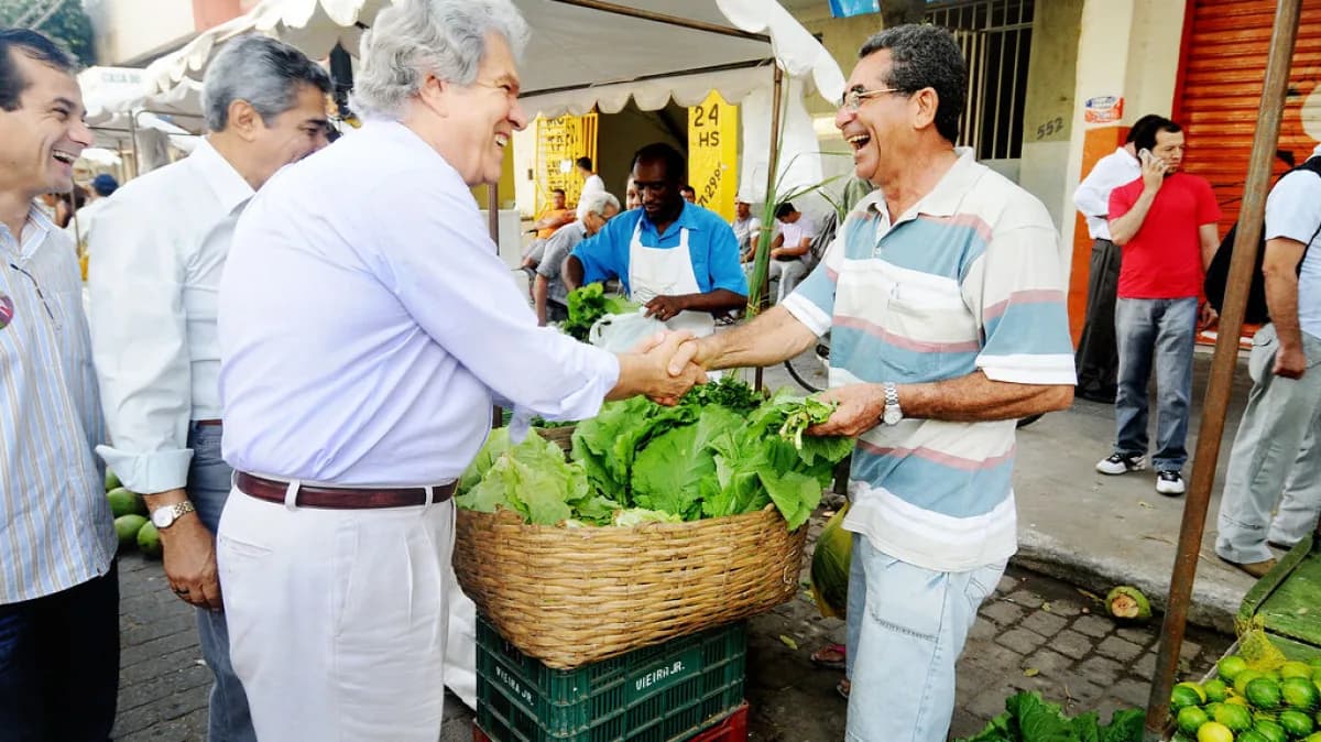 Patrus Ananias cumprimenta comerciante em feira de rua, foto de arquivo de campanha