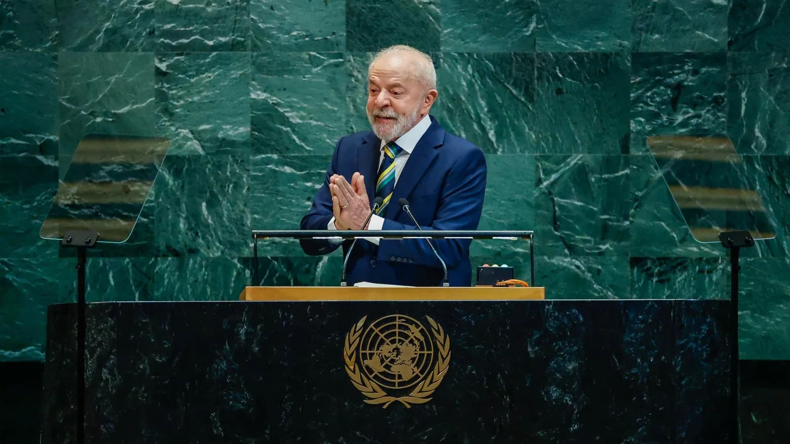 Lula discursa em pé no púlpito da Assembleia Geral das Nações Unidas, em foto de arquivo do mesmo evento anual