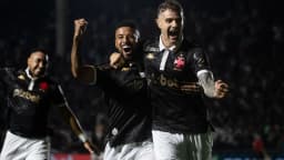 Jogadores do Vasco comemoram gol com a torcida em São Januário