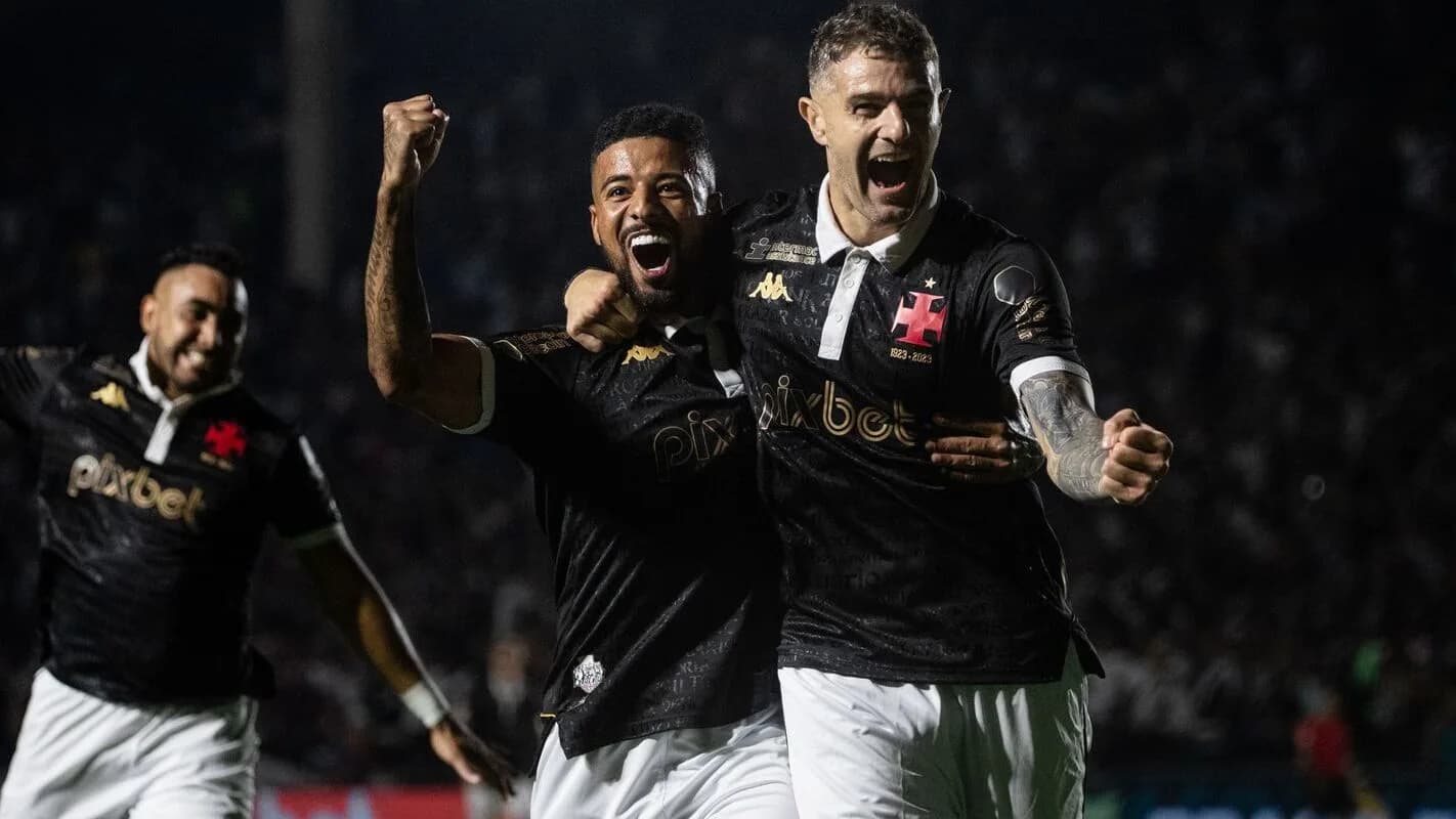 Jogadores do Vasco comemoram gol com a torcida em São Januário