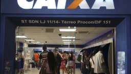 Fila de pessoas em agência da Caixa Econômica Federal (foto de arquivo)