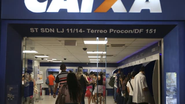 Fila de pessoas em agência da Caixa Econômica Federal (foto de arquivo)