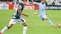 Jogador do Paysandu em ação de jogo, uniforme azul claro