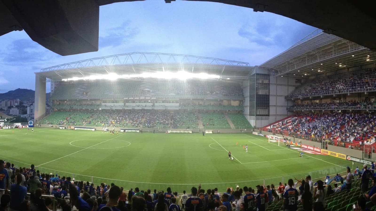 Vista panorâmica da Arena Independência, em Belo Horizonte, com as arquibancadas cheias durante uma partida