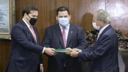Davi Alcolumbre, presidente do Congresso, ao lado de Rodrigo Maia e Paulo Guedes em cerimônia no Senado (foto de arquivo)
