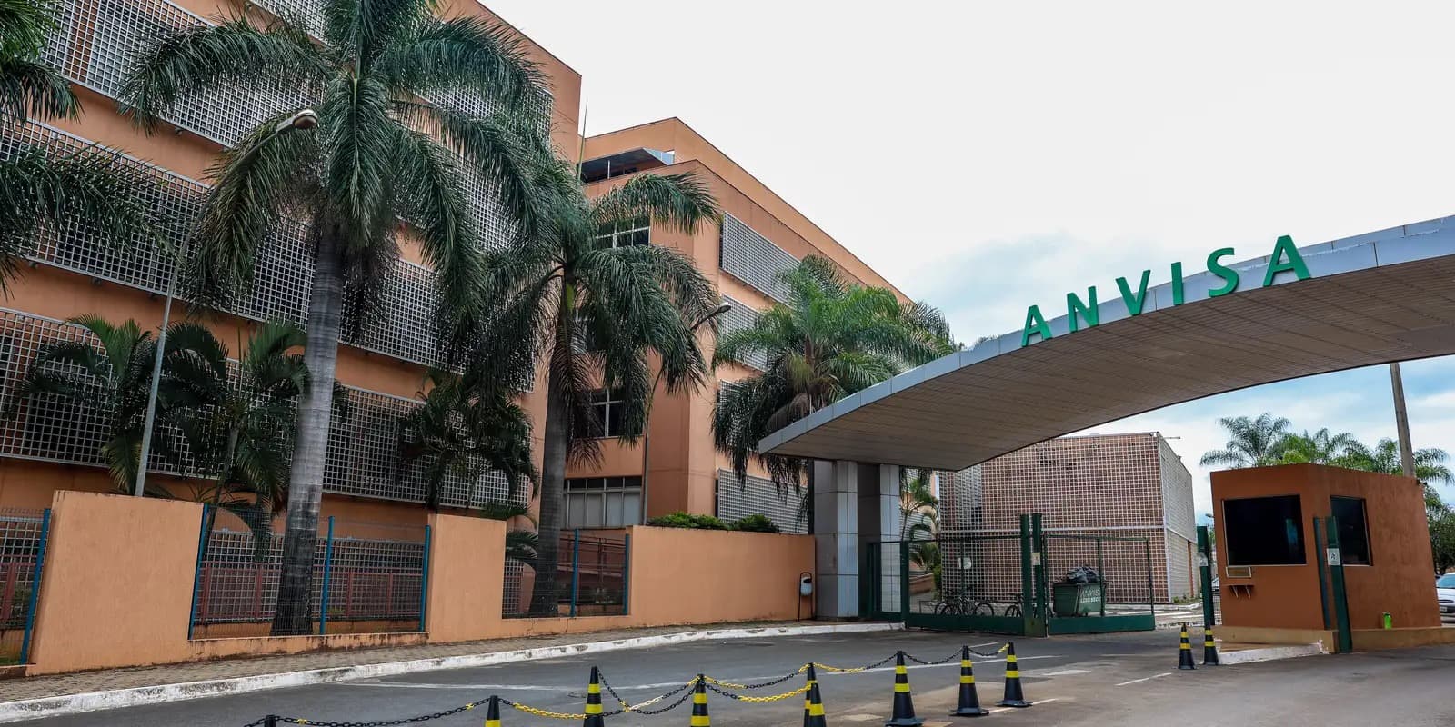 Fachada da sede da Anvisa, em Brasília, com o nome da agência em letras verdes na marquise de entrada