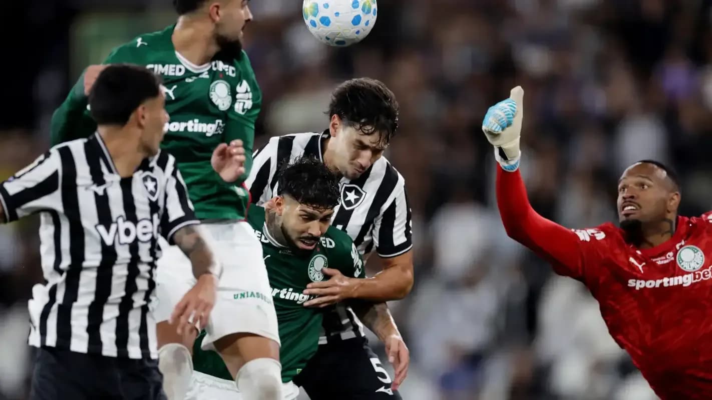 Jogadores do Palmeiras disputam bola em jogo do Brasileirão contra o Botafogo