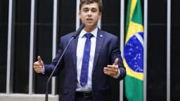 Deputado Nikolas Ferreira discursa na tribuna da Câmara dos Deputados