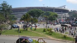 Vista externa do Estádio do Morumbi, em São Paulo, com torcedores nas imediações
