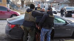 Agentes do ICE em operação de detenção de imigrantes em Chicago, nos Estados Unidos