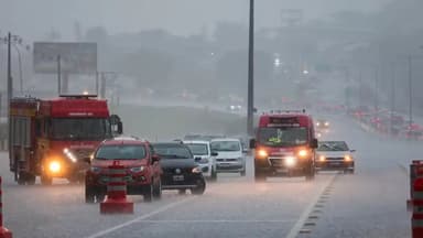 Viaturas dos Bombeiros trafegam em rodovia durante temporal em Santa Catarina, imagem de arquivo de julho de 2026