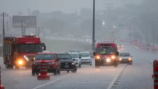 Viaturas dos Bombeiros trafegam em rodovia durante temporal em Santa Catarina, imagem de arquivo de julho de 2026