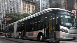 Ônibus articulado da Prefeitura de São Paulo circula por avenida da capital paulista