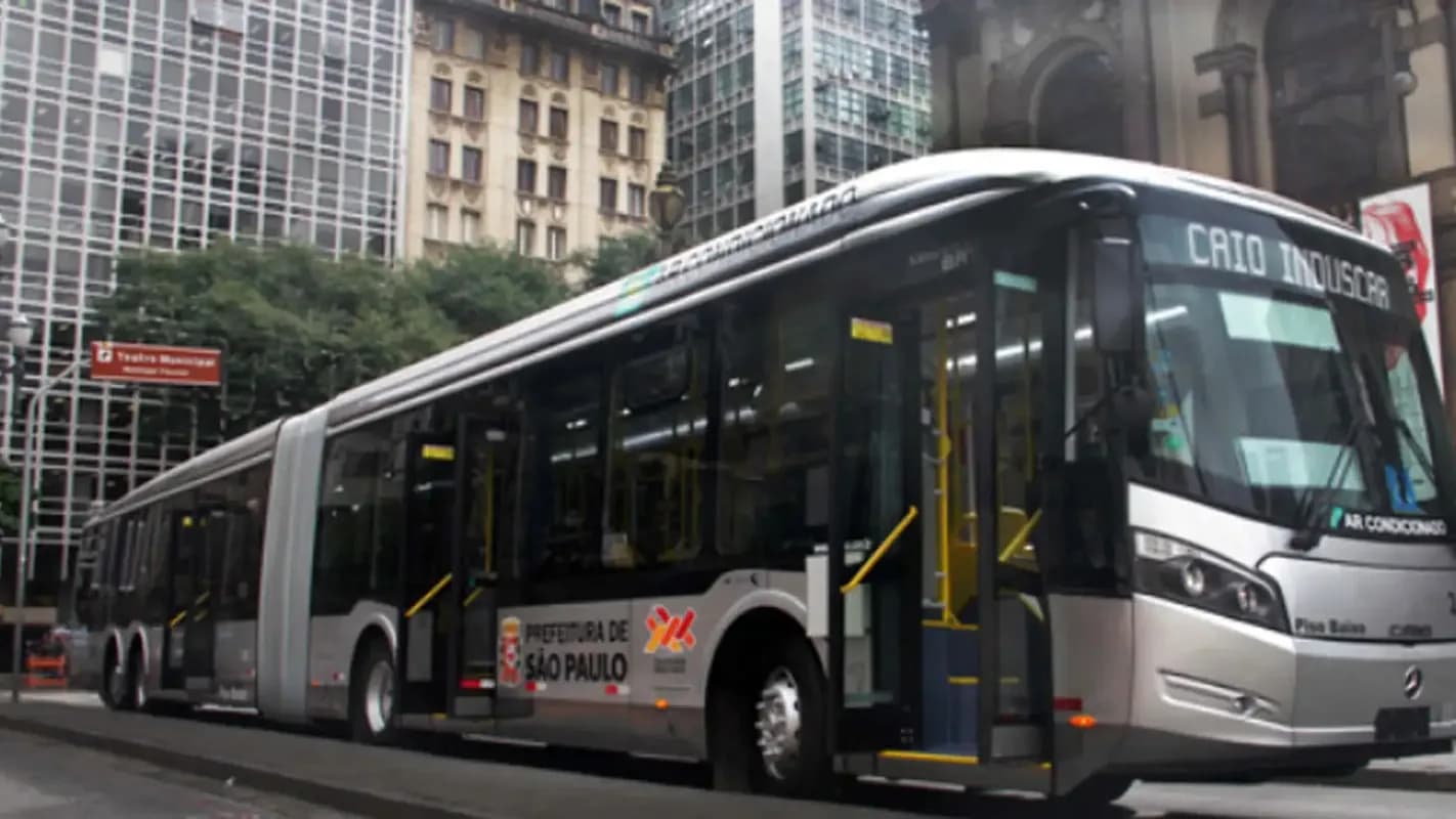 Ônibus articulado da Prefeitura de São Paulo circula por avenida da capital paulista