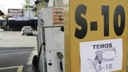 Posto de combustível no Brasil com sinalização de diesel S-10 disponível
