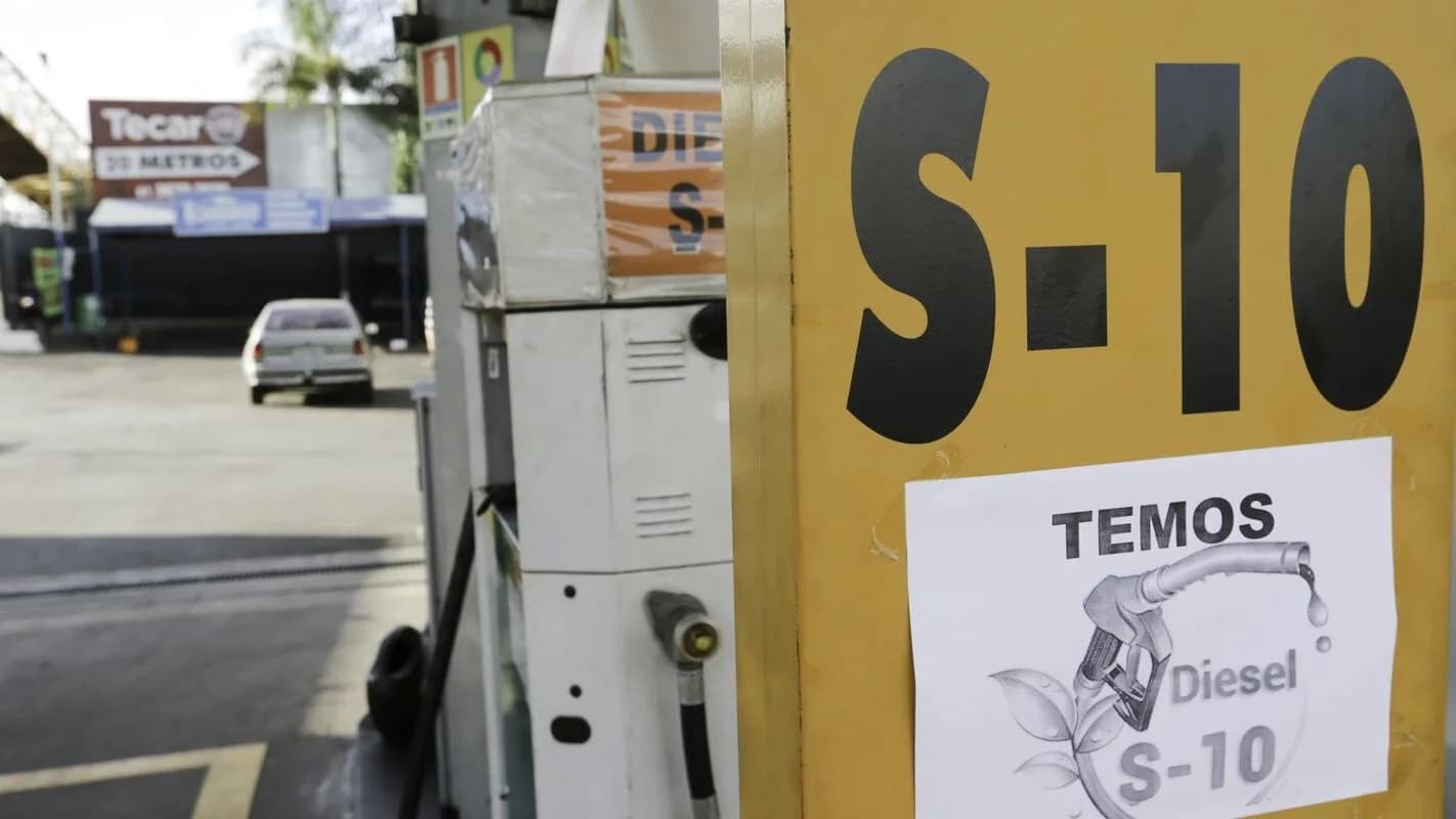 Posto de combustível no Brasil com sinalização de diesel S-10 disponível
