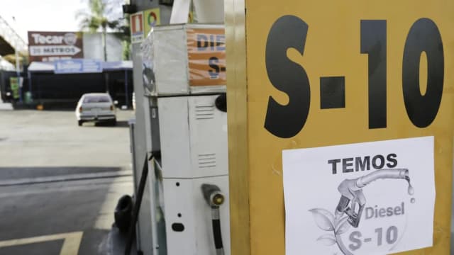 Posto de combustível no Brasil com sinalização de diesel S-10 disponível