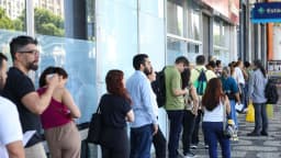 Candidatos em fila aguardam para fazer prova de concurso público no Rio de Janeiro (foto de arquivo)
