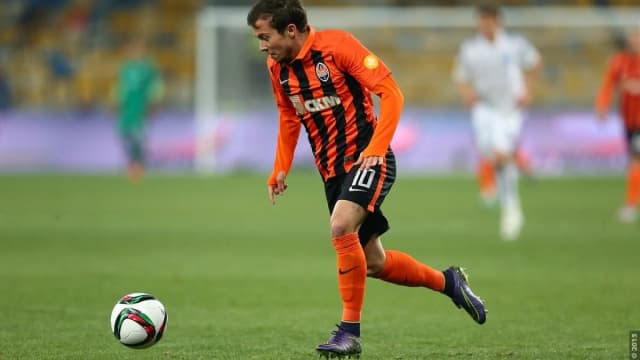 Bernard, meio-campista brasileiro, conduz a bola em campo durante partida pelo Shakhtar Donetsk (foto de arquivo, 2015)