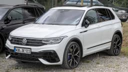 Volkswagen Tiguan R branco fotografado em estacionamento, modelo incluído no recall global