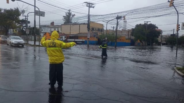 Rua alagada em Porto Alegre com equipes de resgate durante temporal no Rio Grande do Sul