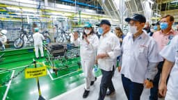 Lula, de máscara, caminha em fábrica durante visita a Manaus em 2022