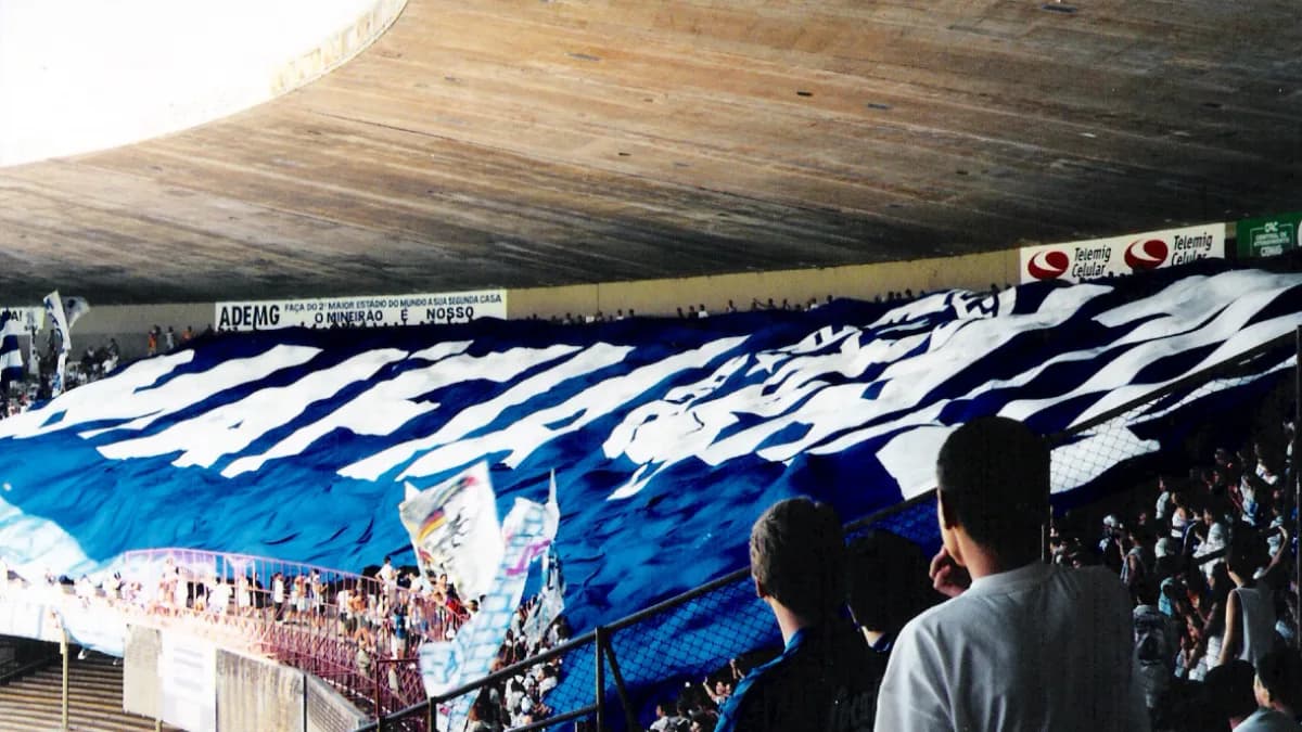 Torcida do Cruzeiro abre bandeirão em arquibancada do Mineirão em foto de arquivo