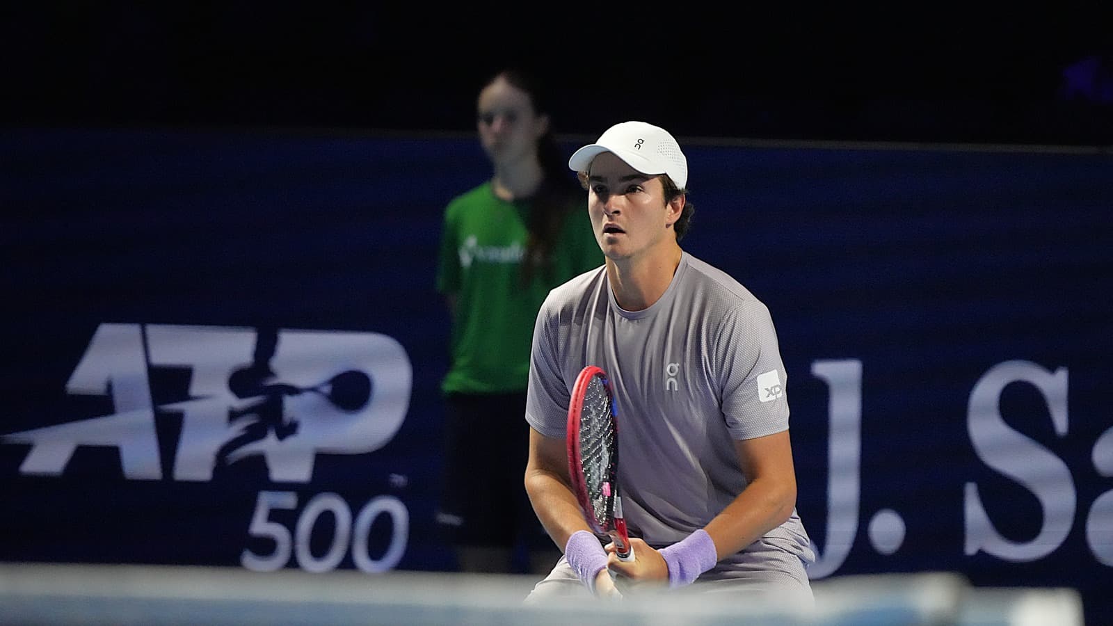 João Fonseca em quadra durante o ATP 500 de Basileia, com raquete em posição de recepção