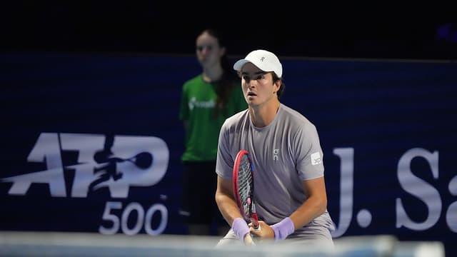 João Fonseca em quadra durante o ATP 500 de Basileia, com raquete em posição de recepção