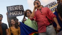 Renan Santos discursa ao microfone em ato de campanha no Marco Zero, no Recife