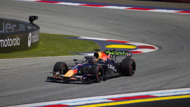Carro número 3 da Red Bull de Max Verstappen em pista durante corrida da temporada 2026 de Fórmula 1