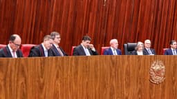 Lula sentado à mesa de autoridades ao lado de ministros do TSE e de Davi Alcolumbre durante sessão solene, foto de arquivo de maio de 2026