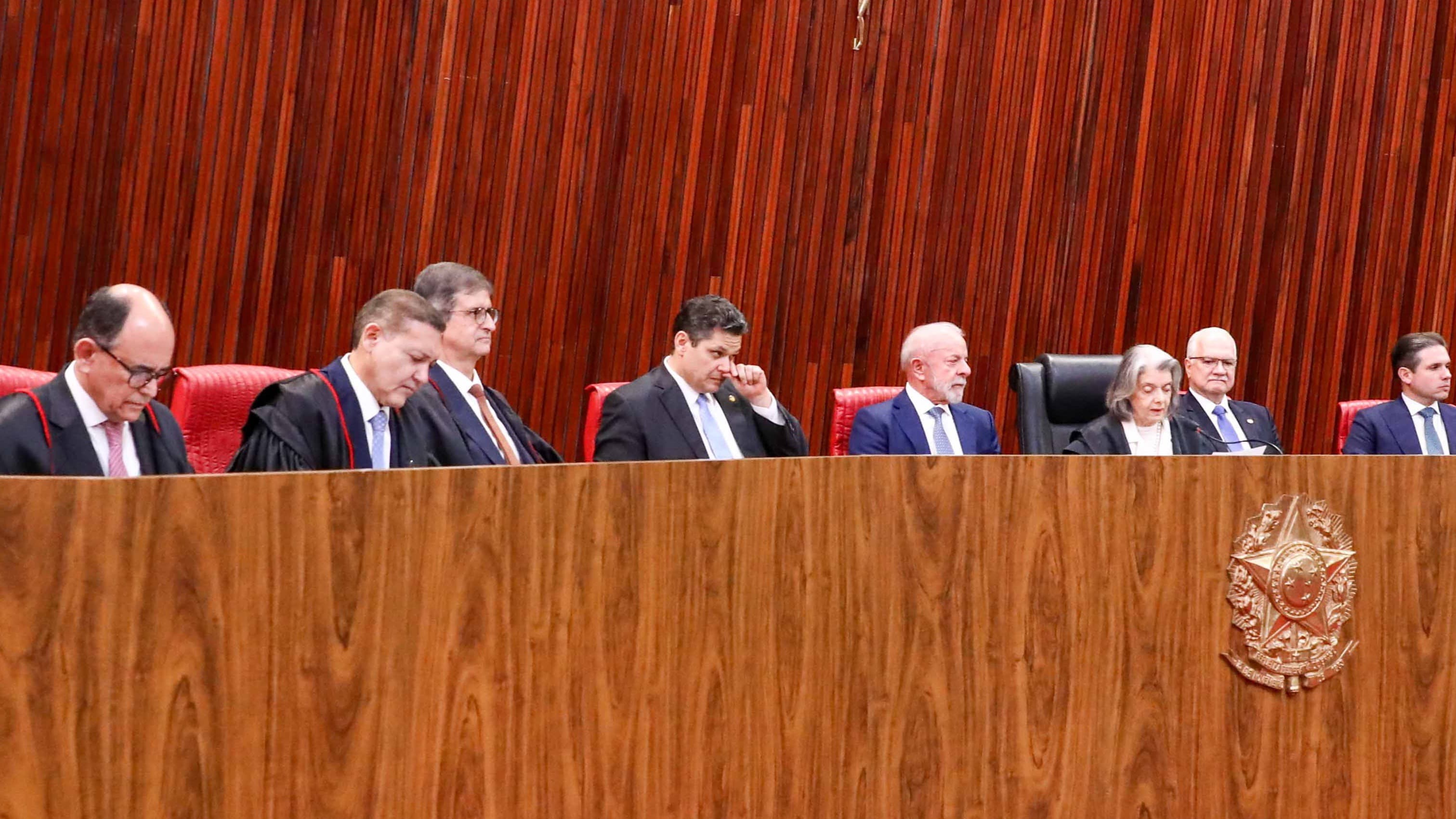 Lula sentado à mesa de autoridades ao lado de ministros do TSE e de Davi Alcolumbre durante sessão solene, foto de arquivo de maio de 2026