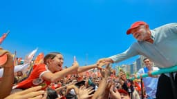 Lula cumprimenta apoiadores em ato de campanha no Rio de Janeiro