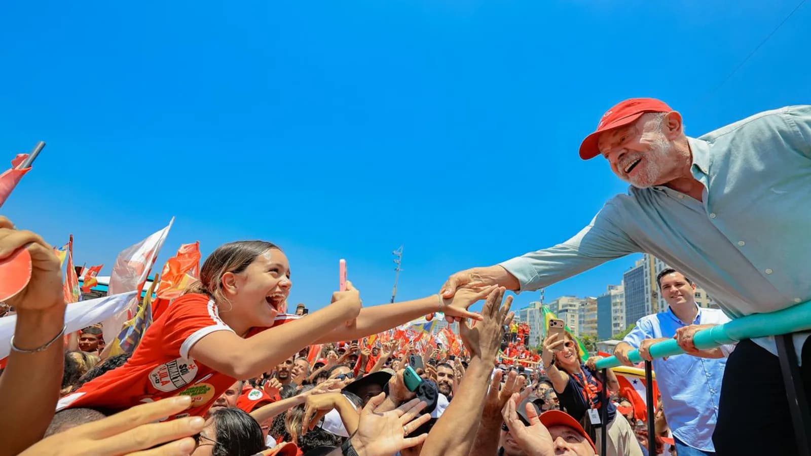 Lula cumprimenta apoiadores em ato de campanha no Rio de Janeiro