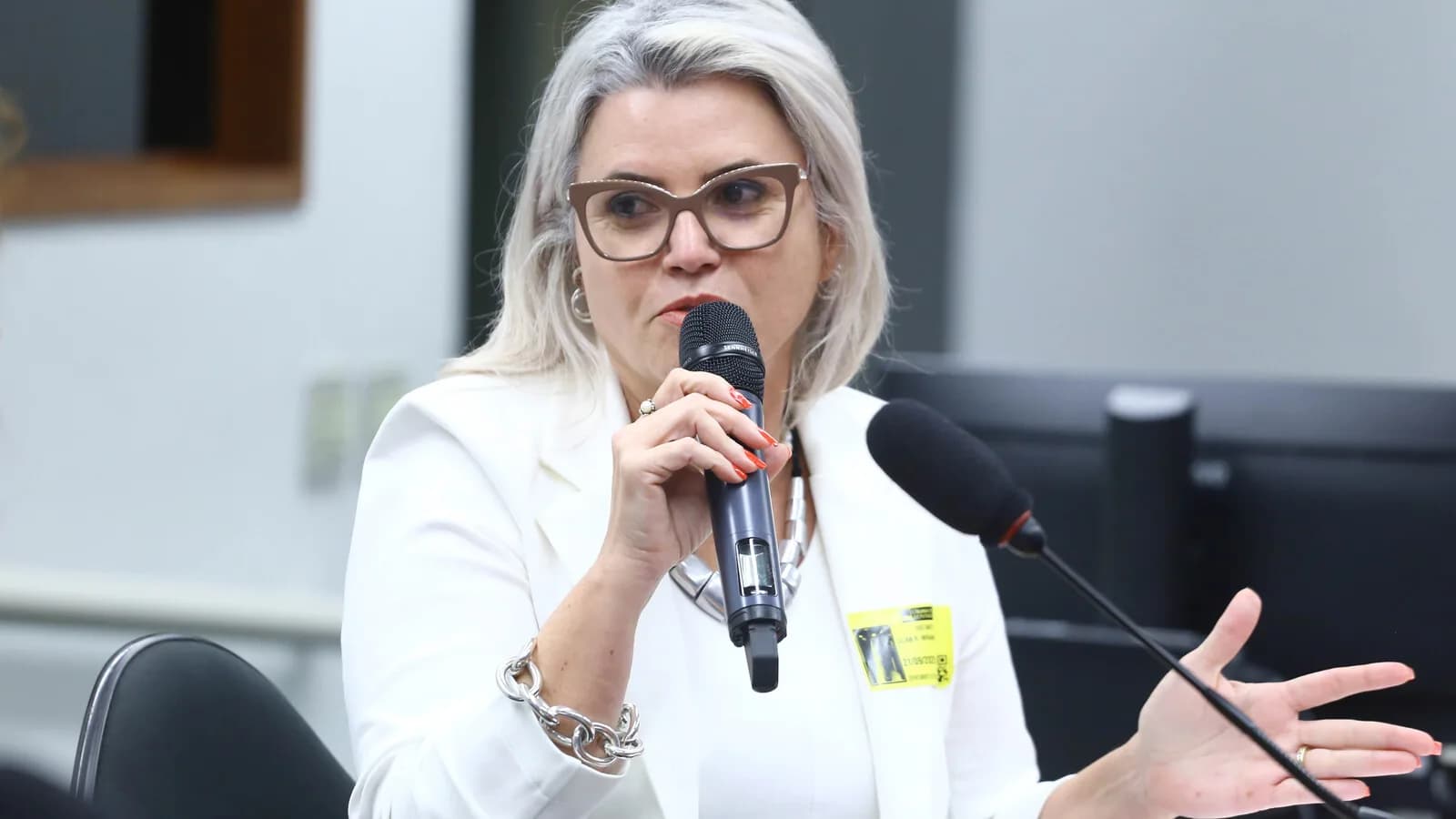 Deputada fala ao microfone em audiência pública sobre o impacto das redes sociais