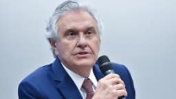 Ronaldo Caiado fala a jornalistas durante agenda de campanha