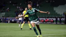 Jogadora do Palmeiras comemora gol em partida do time feminino