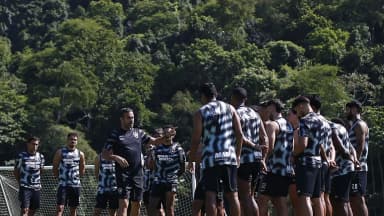 Jogadores do Atlético-GO reunidos em campo durante partida