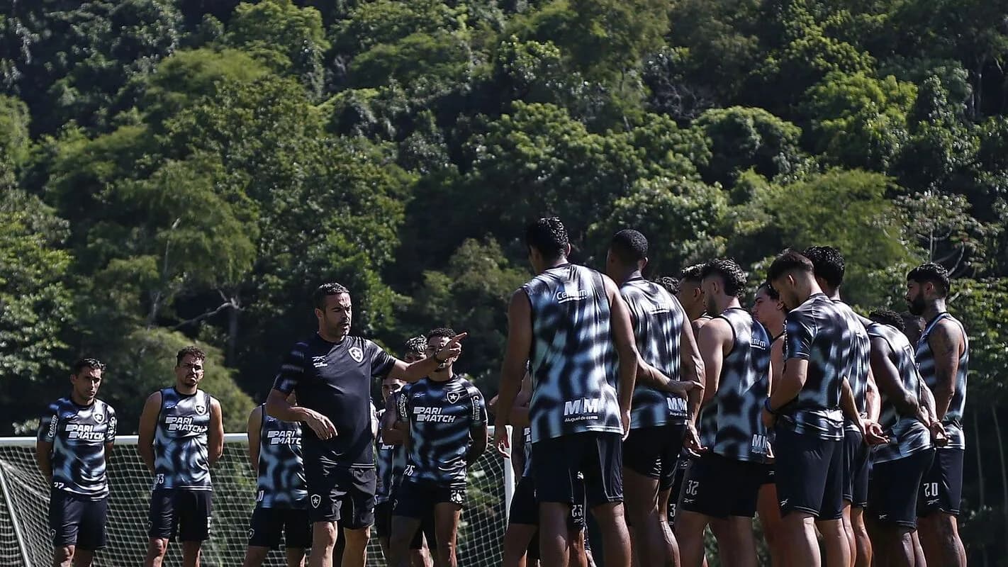 Jogadores do Atlético-GO reunidos em campo durante partida