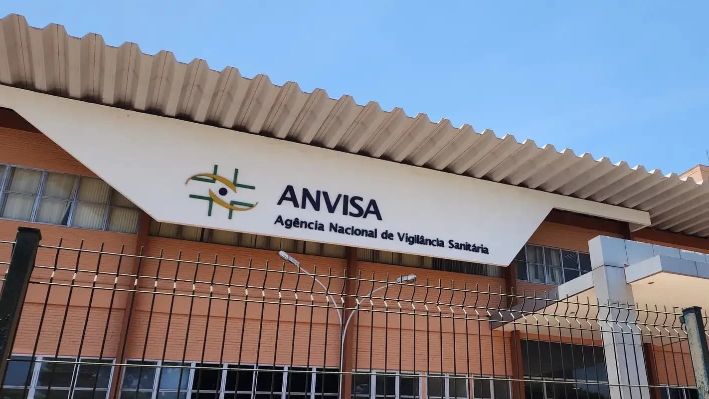 Fachada da sede da Anvisa em Brasília, com a placa da Agência Nacional de Vigilância Sanitária sobre a entrada do prédio