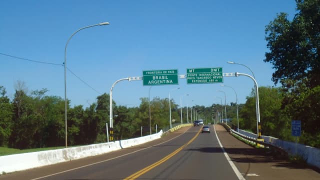 Placa na Ponte Internacional Tancredo Neves, na fronteira entre Brasil e Argentina, em Foz do Iguaçu