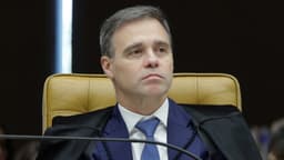 Ministro André Mendonça, de toga, sentado em sessão plenária do Supremo Tribunal Federal em outubro de 2025
