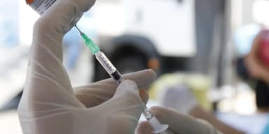 Profissional de saúde prepara dose de vacina em campanha de imunização (foto de arquivo)