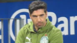 Abel Ferreira, técnico do Palmeiras, observa a partida com os braços cruzados