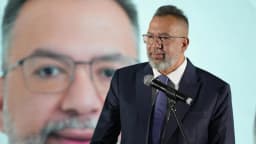 Márcio Canella discursa ao microfone durante cerimônia de posse como prefeito de Belford Roxo
