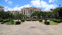 Praça central de Poços de Caldas (MG), cidade próxima aos projetos de mineração de terras raras (foto de arquivo)