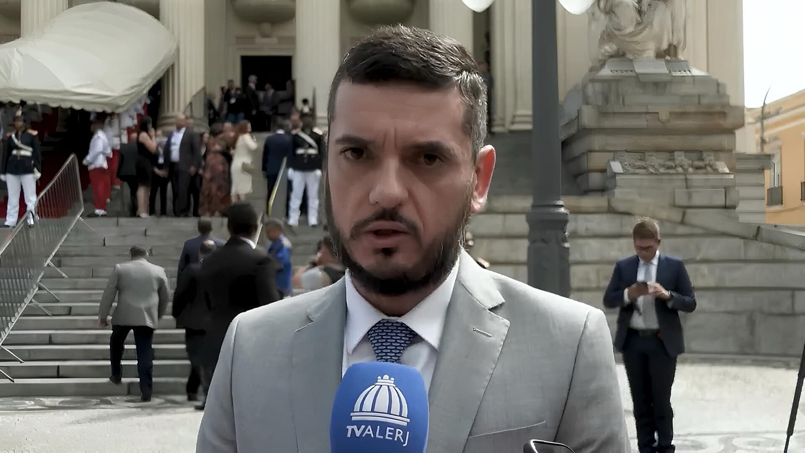 Rodrigo Bacellar concede entrevista em frente à Assembleia Legislativa do Rio de Janeiro