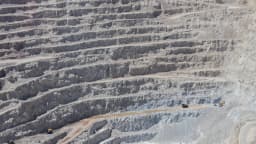 Mina a céu aberto em terraços, imagem ilustrativa de mineração (não é o projeto Caldeira)